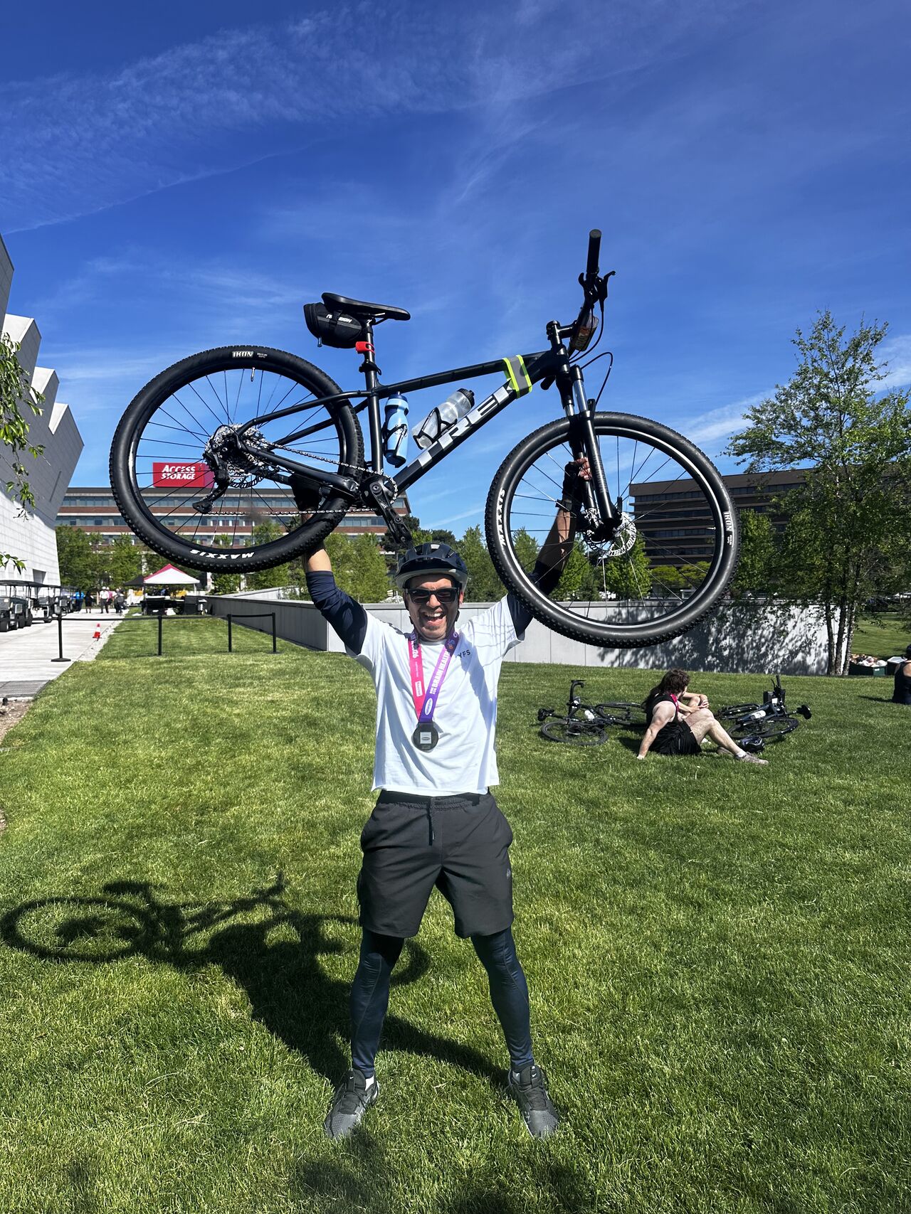 Holding the Trek Marlin 7 overhead after completing the 60 km ride